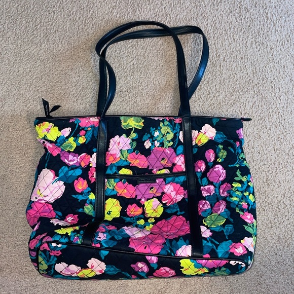 Vera Bradley Handbags - Vera Bradley tote bag with leather straps